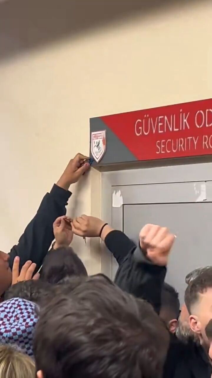 Samsunspor-Trabzonspor maçında Atatürklü Arma'ya büyük saygısızlık!