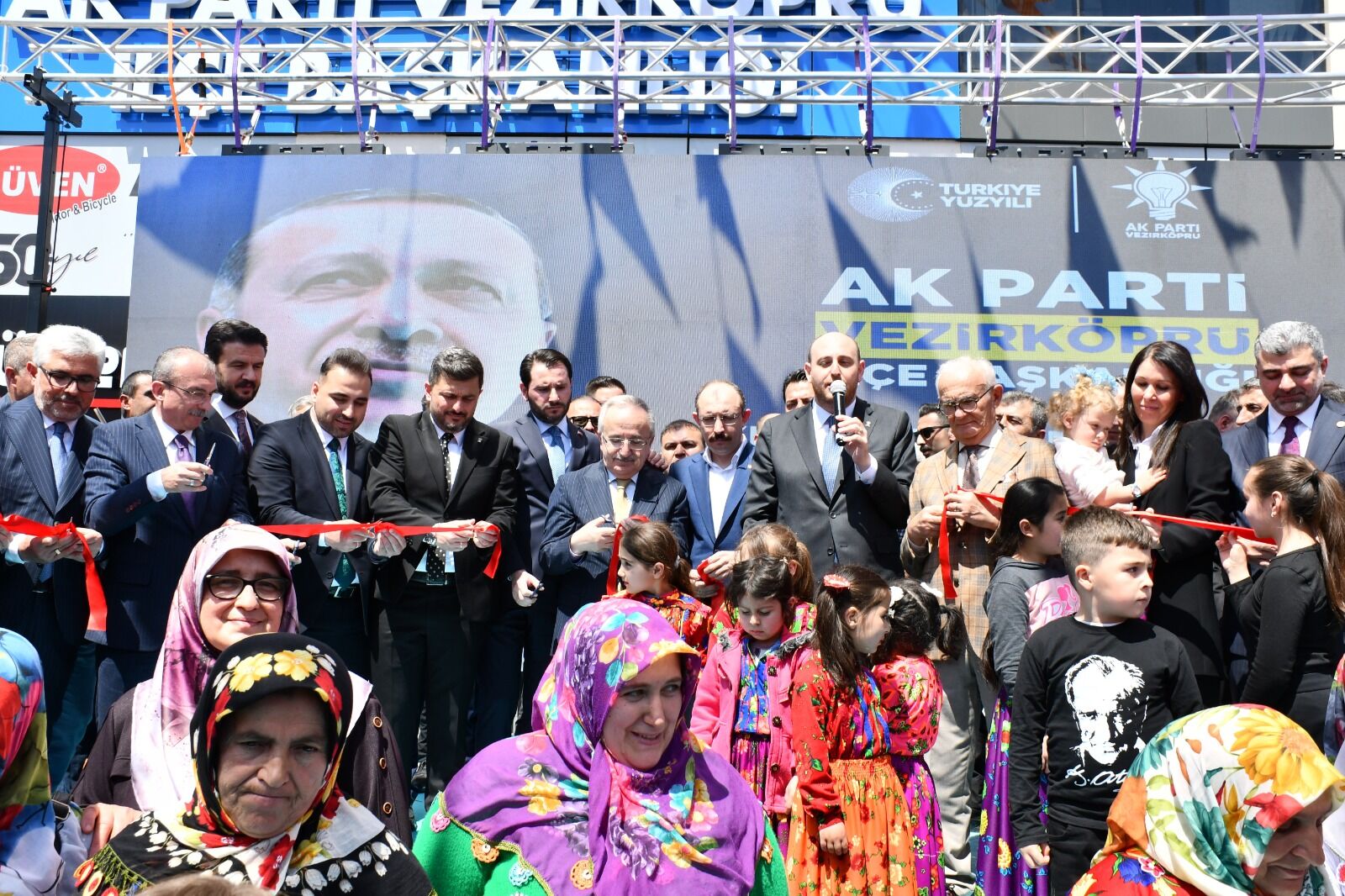 Vezirköprü’de AK Parti’nin yeni hizmet binası açıldı