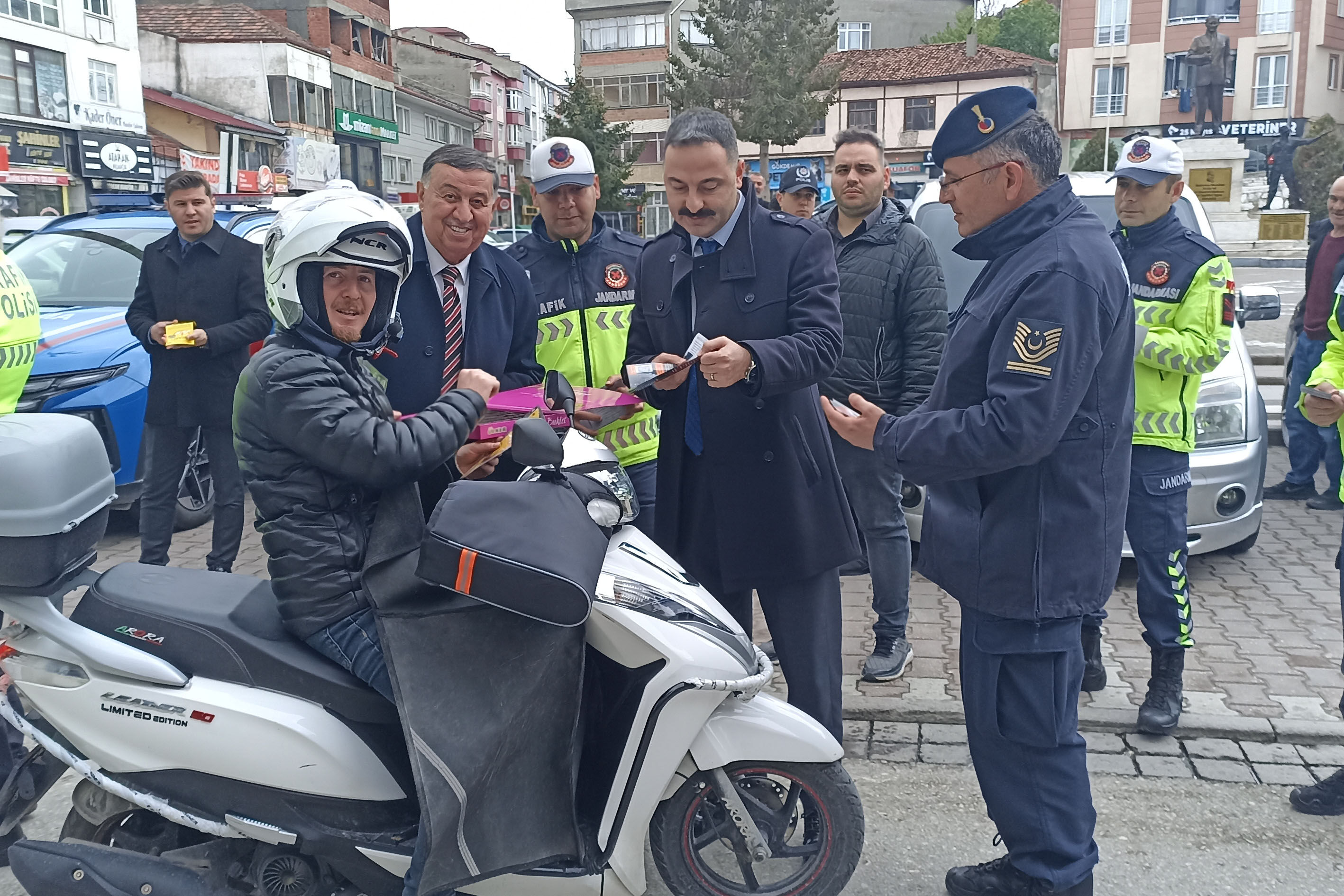 Havza'da sürücülere broşür dağıtıldı, kurallar anlatıldı