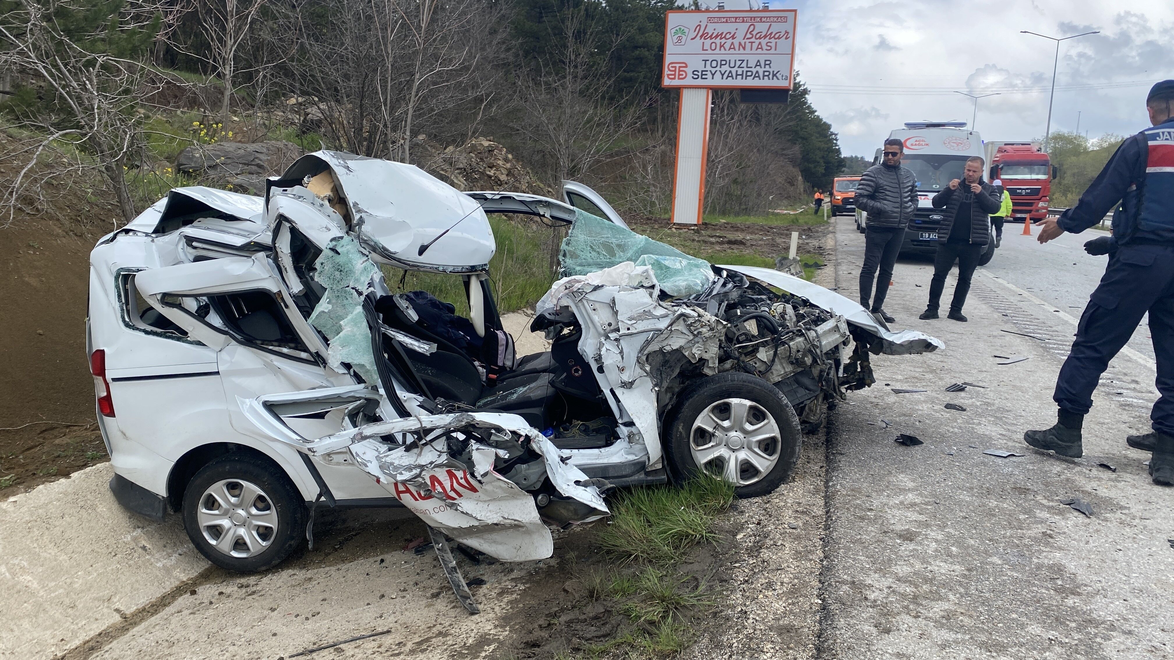 Samsun yolunda kaza: Araç hurda yığınına döndü