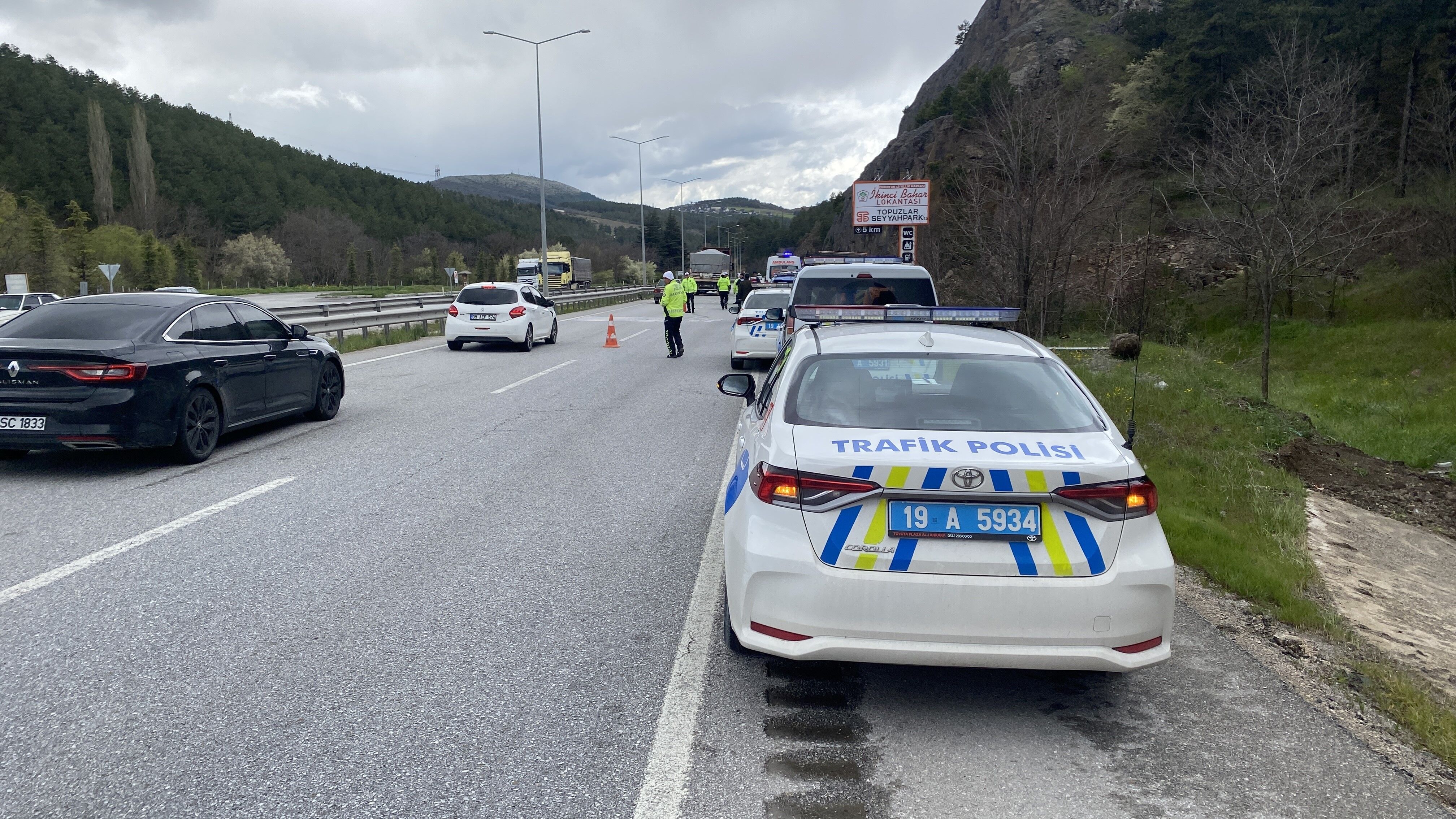 Samsun yolunda kaza: Araç hurda yığınına döndü