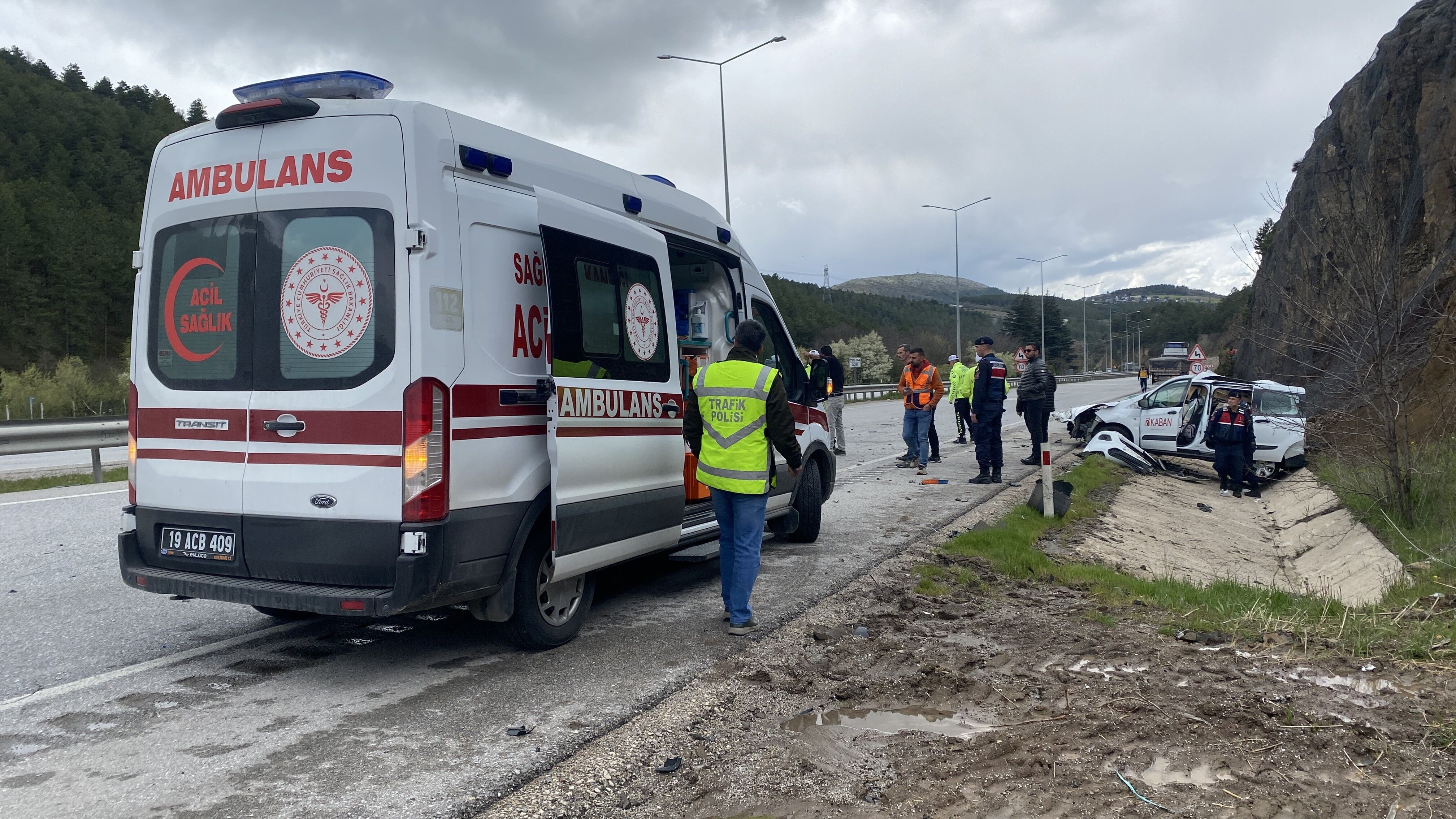 Samsun yolunda kaza: Araç hurda yığınına döndü