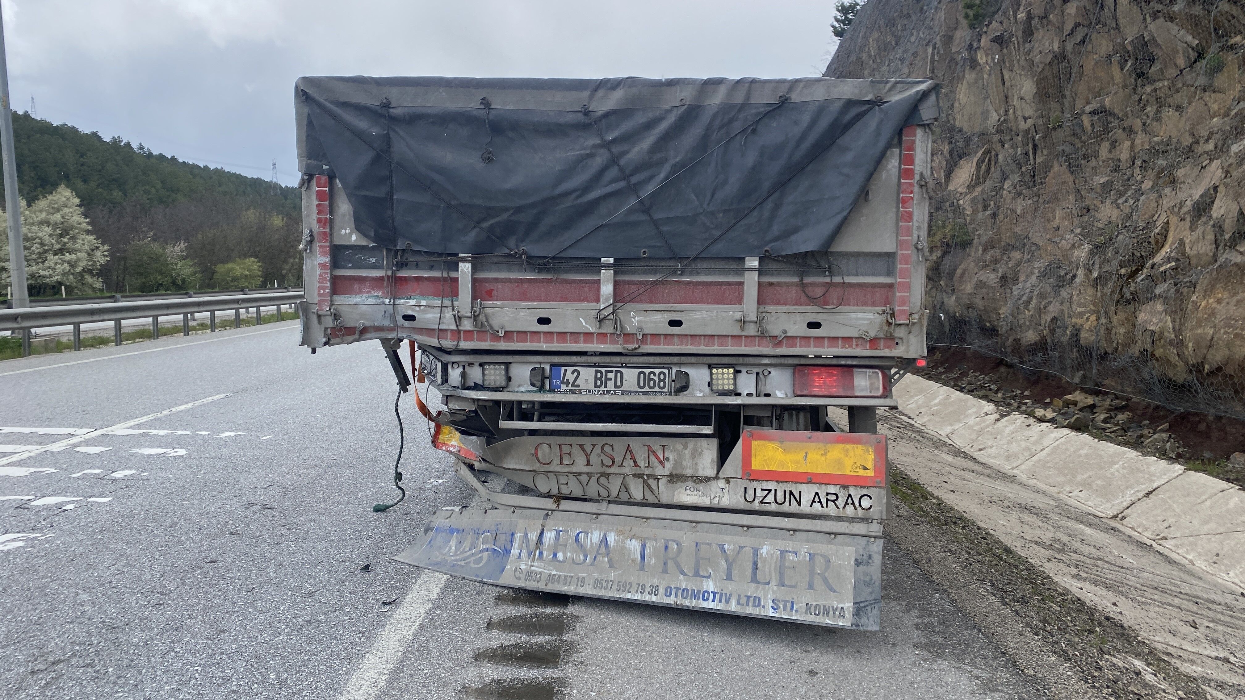 Samsun yolunda kaza: Araç hurda yığınına döndü