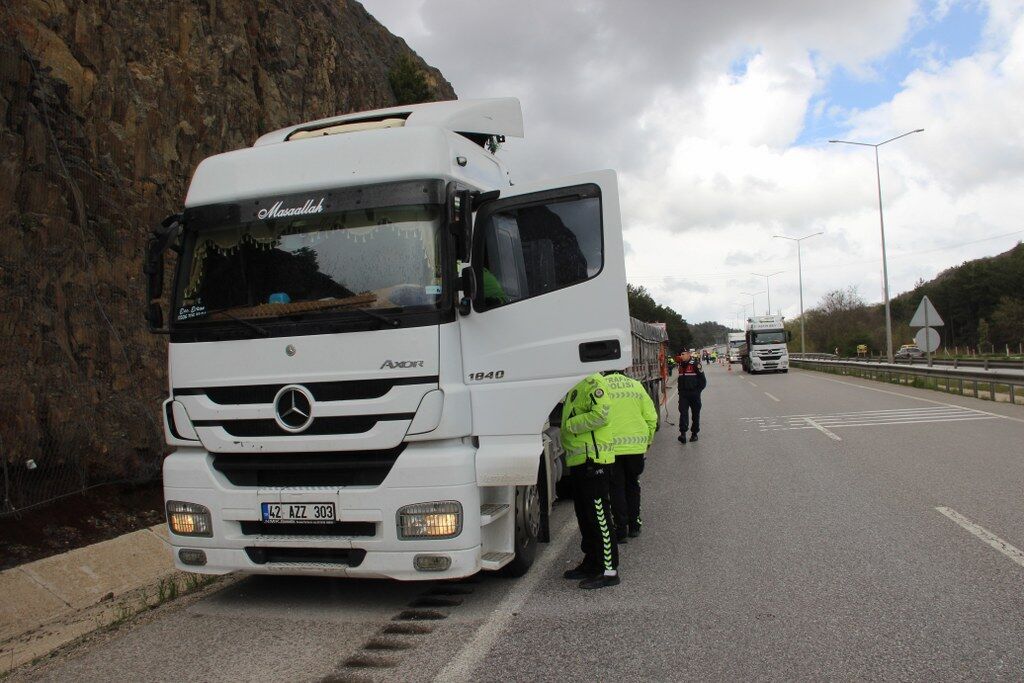 Samsun yolunda kaza: Araç hurda yığınına döndü