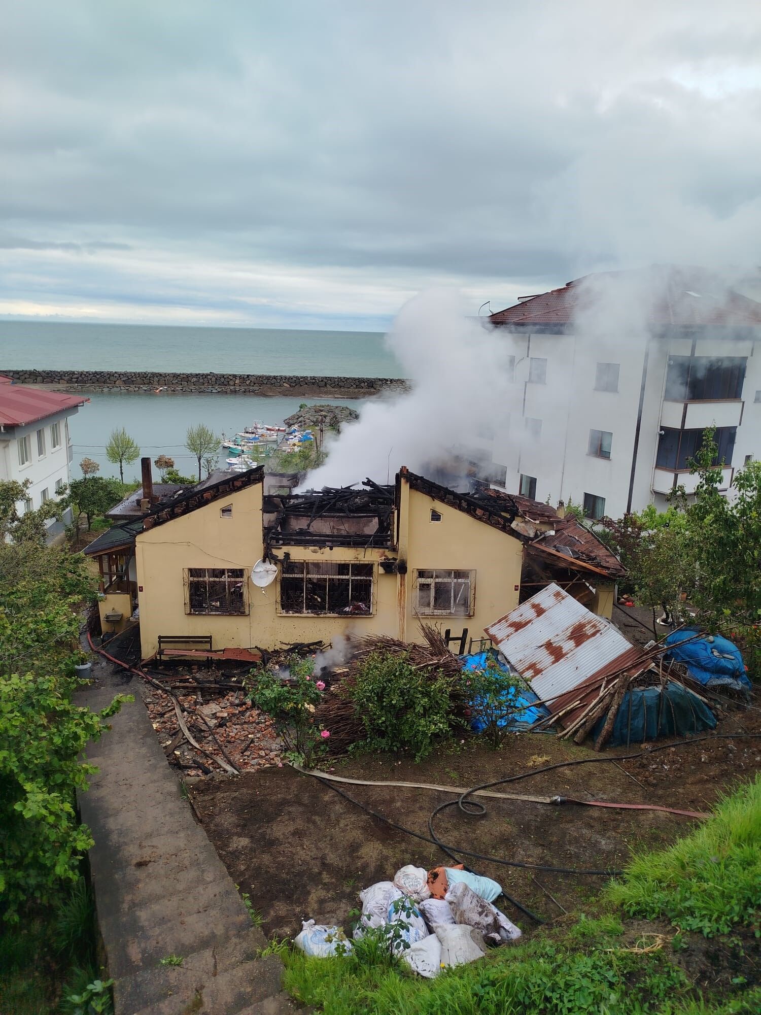 Trabzon’da korkutan yangın! 2,5 ton fındık kül oldu