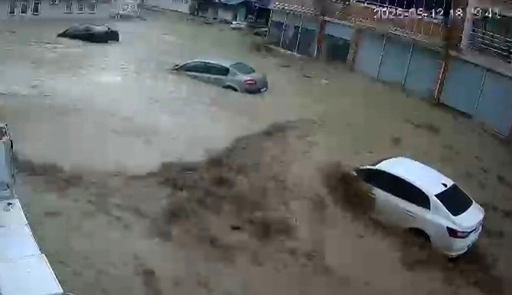 samsun haber: Canlarını zor kurtardılar! Samsun'da sel felaketi kamerada