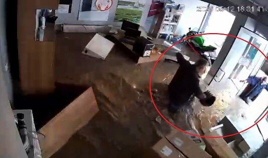 samsun haber: Canlarını zor kurtardılar! Samsun'da sel felaketi kamerada
