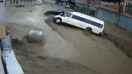 samsun haber: Canlarını zor kurtardılar! Samsun'da sel felaketi kamerada