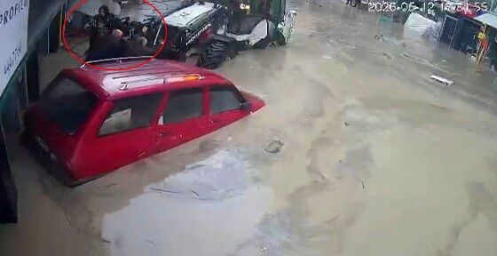 samsun haber: Canlarını zor kurtardılar! Samsun'da sel felaketi kamerada