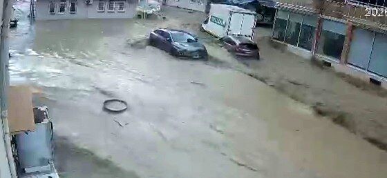 samsun haber: Canlarını zor kurtardılar! Samsun'da sel felaketi kamerada