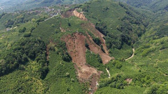 Karadeniz'de heyelan! Evler boşaltıldı, mezarlar kayboldu 