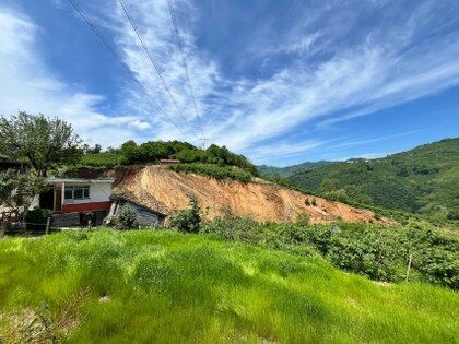 Karadeniz'de heyelan! Evler boşaltıldı, mezarlar kayboldu 