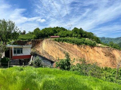Karadeniz'de heyelan! Evler boşaltıldı, mezarlar kayboldu 