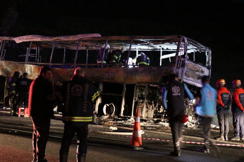 Denizli'de bariyerlere çarpan yolcu otobüsü alev aldı: 8 ölü