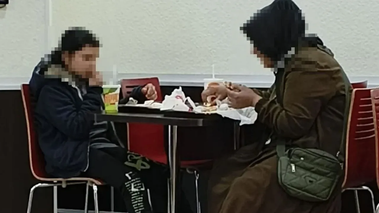 Anne Ve Kizina Ayrimcilik Yapan Hamburgerciye sok