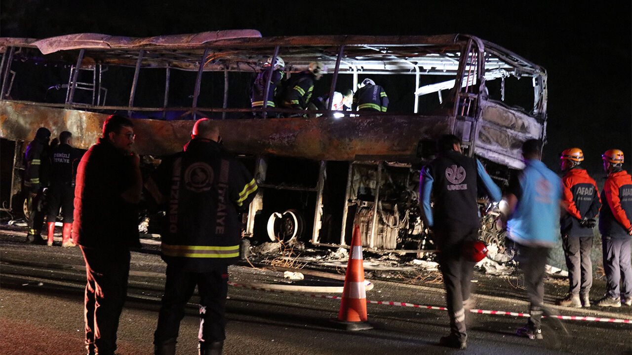 Denizli'de Bariyerlere Çarpan Yolcu Otobüsü Alev Aldı 8 Ölü