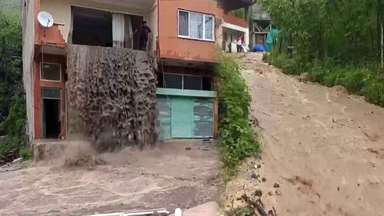 Karadeniz'de korkutan görüntü! Sel suları evin içinden şelale gibi aktı