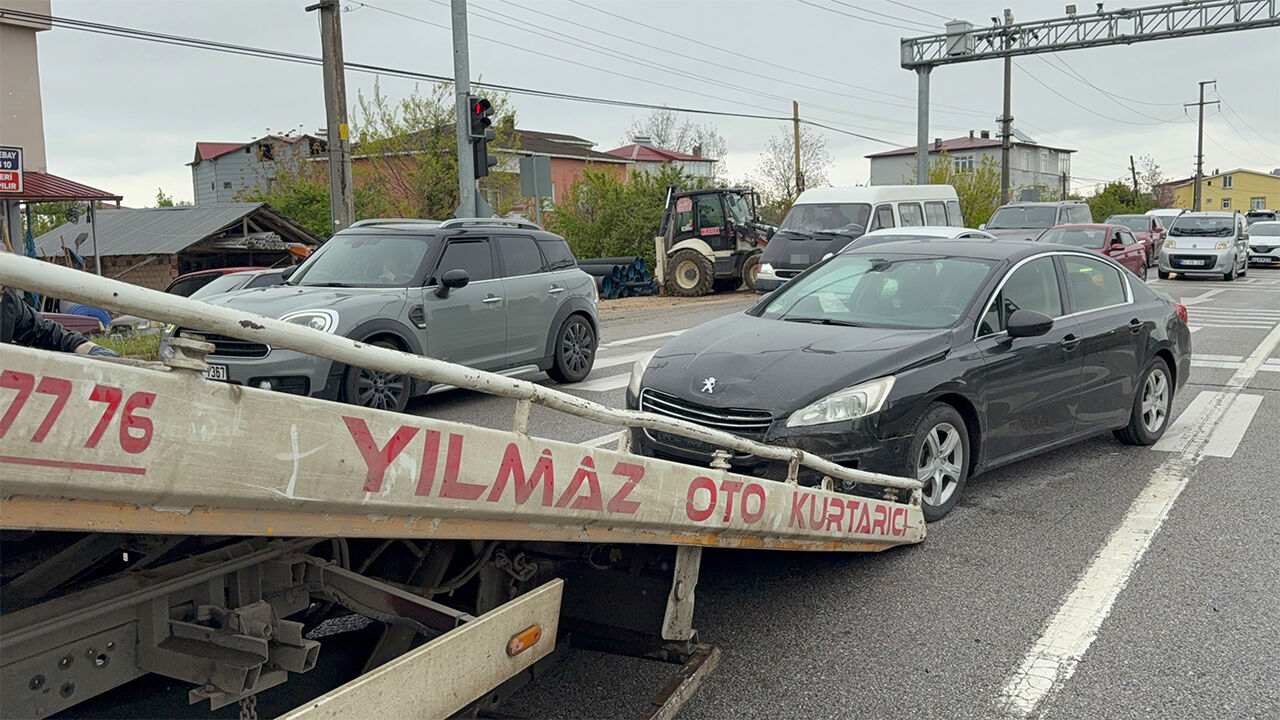 Samsun’da kavşakta kaza: Araçlar birbirine girdi!