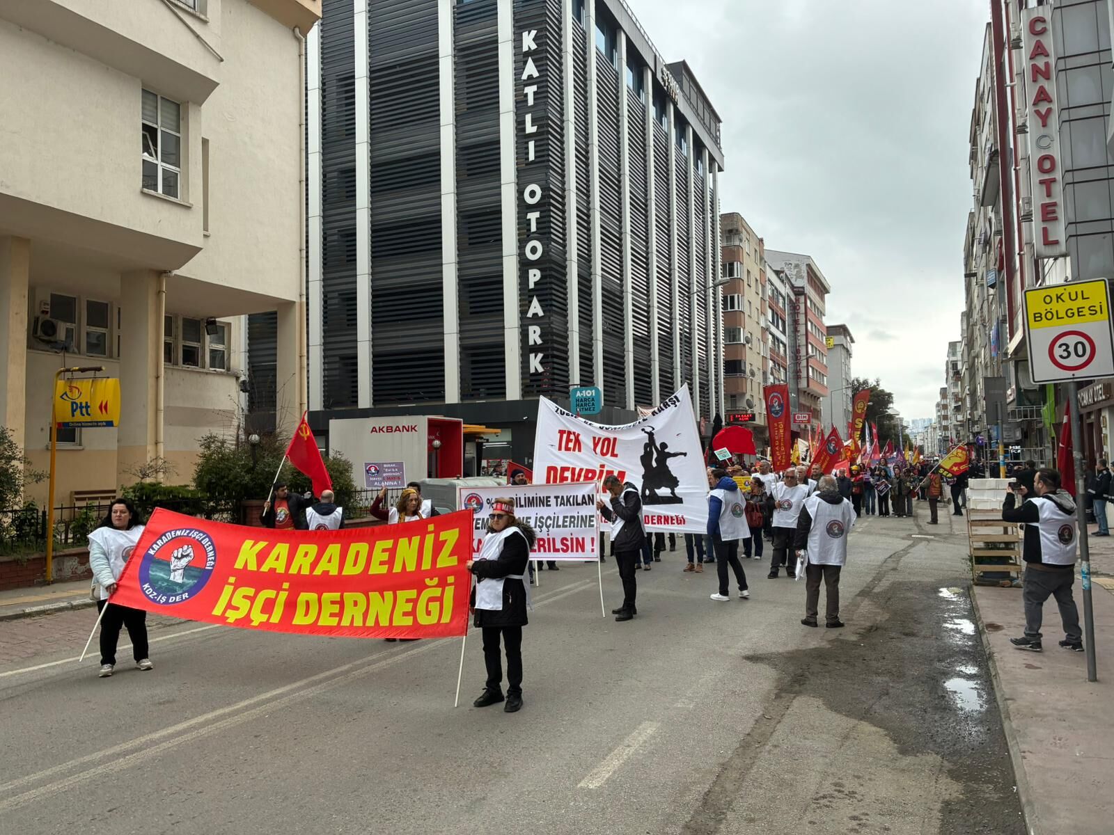 samsun haber: Samsun'da yağmur altında 1 Mayıs coşkusu! İşçiler taleplerini haykırdı 