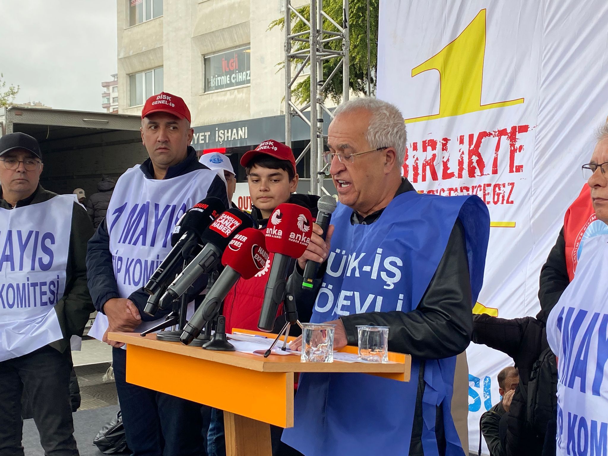 samsun haber: Samsun'da yağmur altında 1 Mayıs coşkusu! İşçiler taleplerini haykırdı 