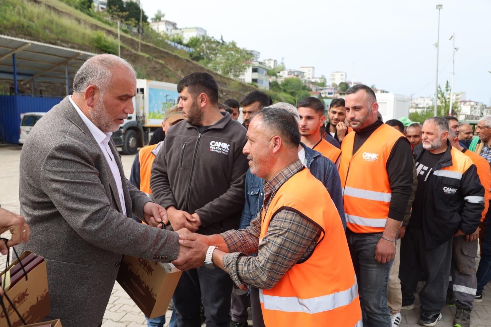 Canik’te Başkan İbrahim Sandıkçı personelle bayramlaştı