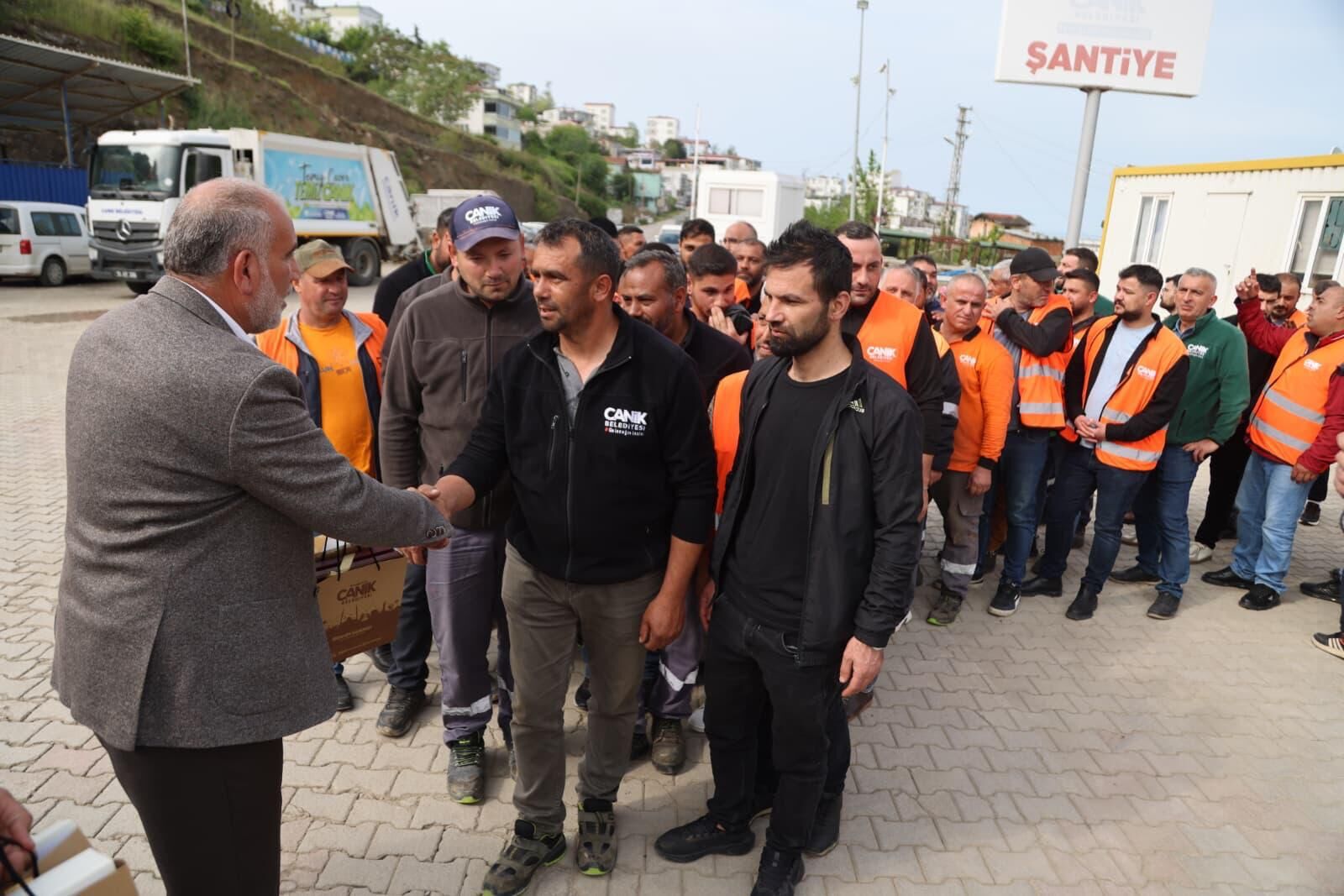 Canik’te Başkan İbrahim Sandıkçı personelle bayramlaştı