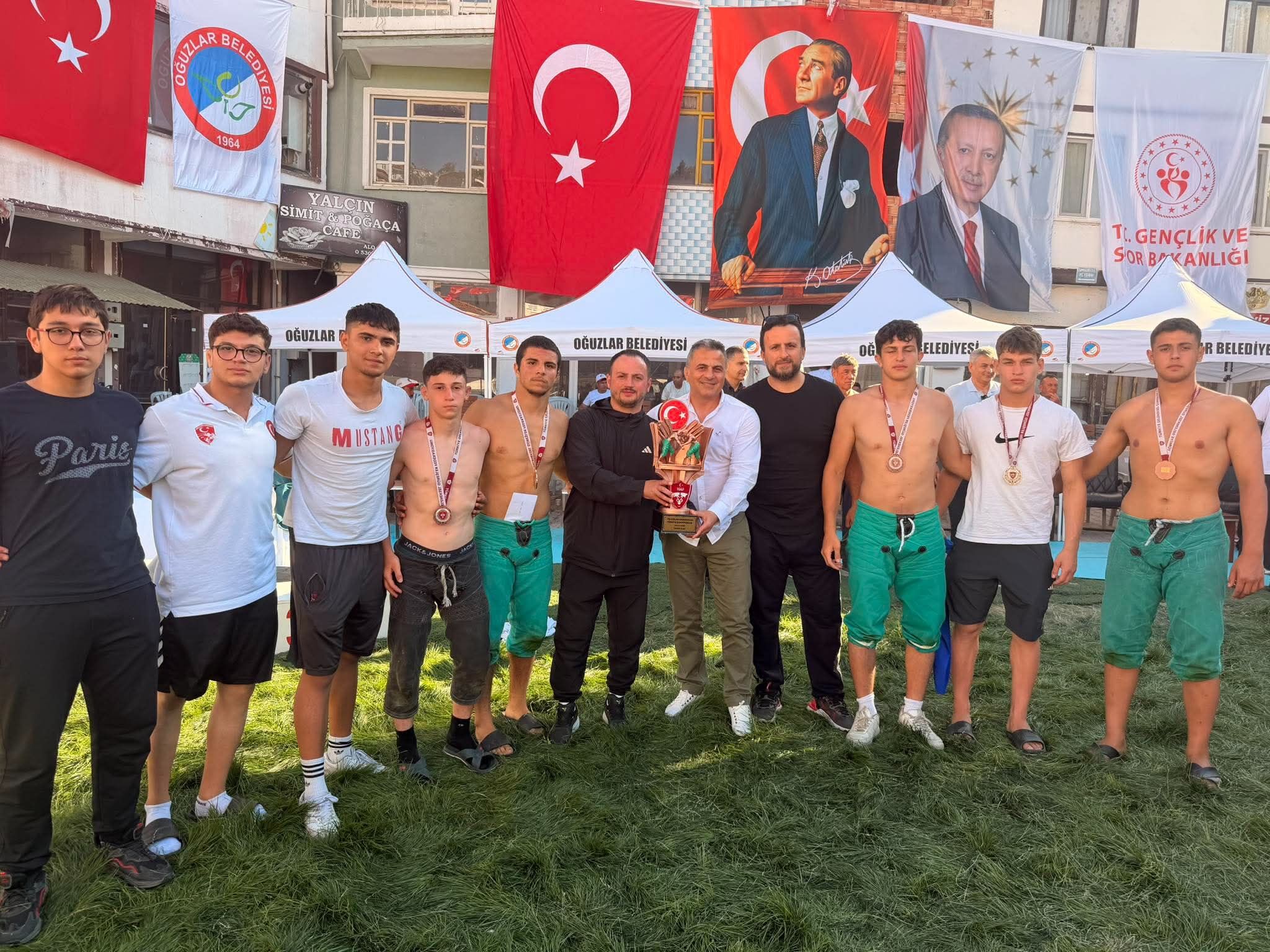 Samsunlu güreşçilerden madalya yağmuru