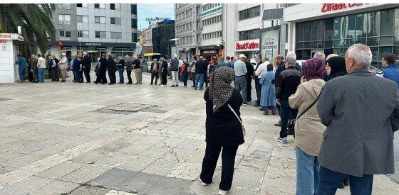 samsun haber: Vatandaşlar akın etti! Samsun Cumhuriyet Meydanı'nda kuyruk