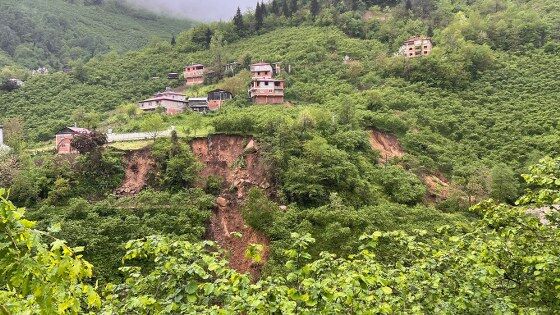 Karadeniz'de heyelan tehlikesi büyüyor! 33 ev tahliye edildi