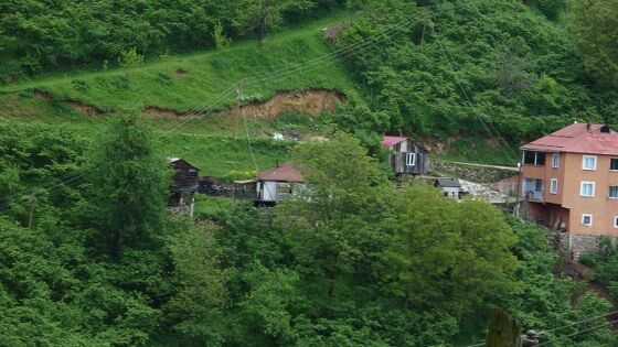 Karadeniz'de heyelan tehlikesi büyüyor! 33 ev tahliye edildi