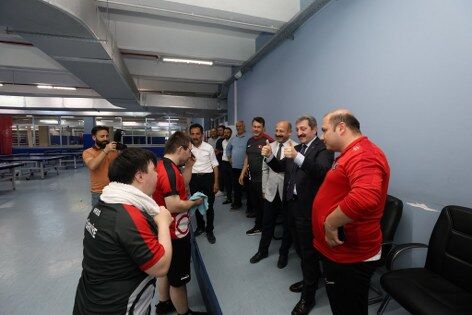 Samsunlu milli sporculara Vali Tavlı'dan moral