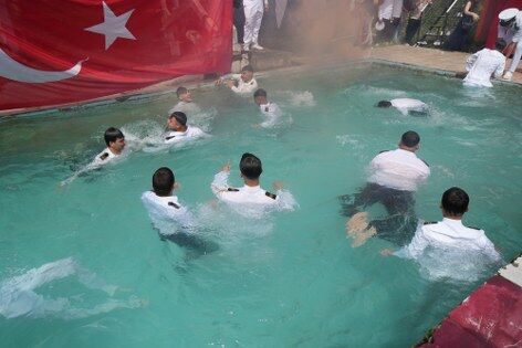 samsun haber: Samsun'da sıra dışı mezuniyet! Kep atıp havuza atladılar