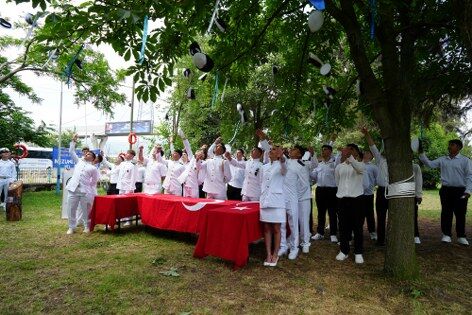 samsun haber: Samsun'da sıra dışı mezuniyet! Kep atıp havuza atladılar