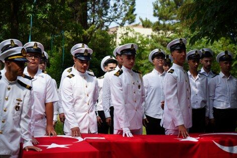 samsun haber: Samsun'da sıra dışı mezuniyet! Kep atıp havuza atladılar