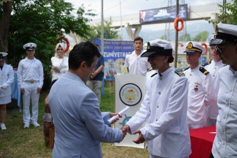 samsun haber: Samsun'da sıra dışı mezuniyet! Kep atıp havuza atladılar