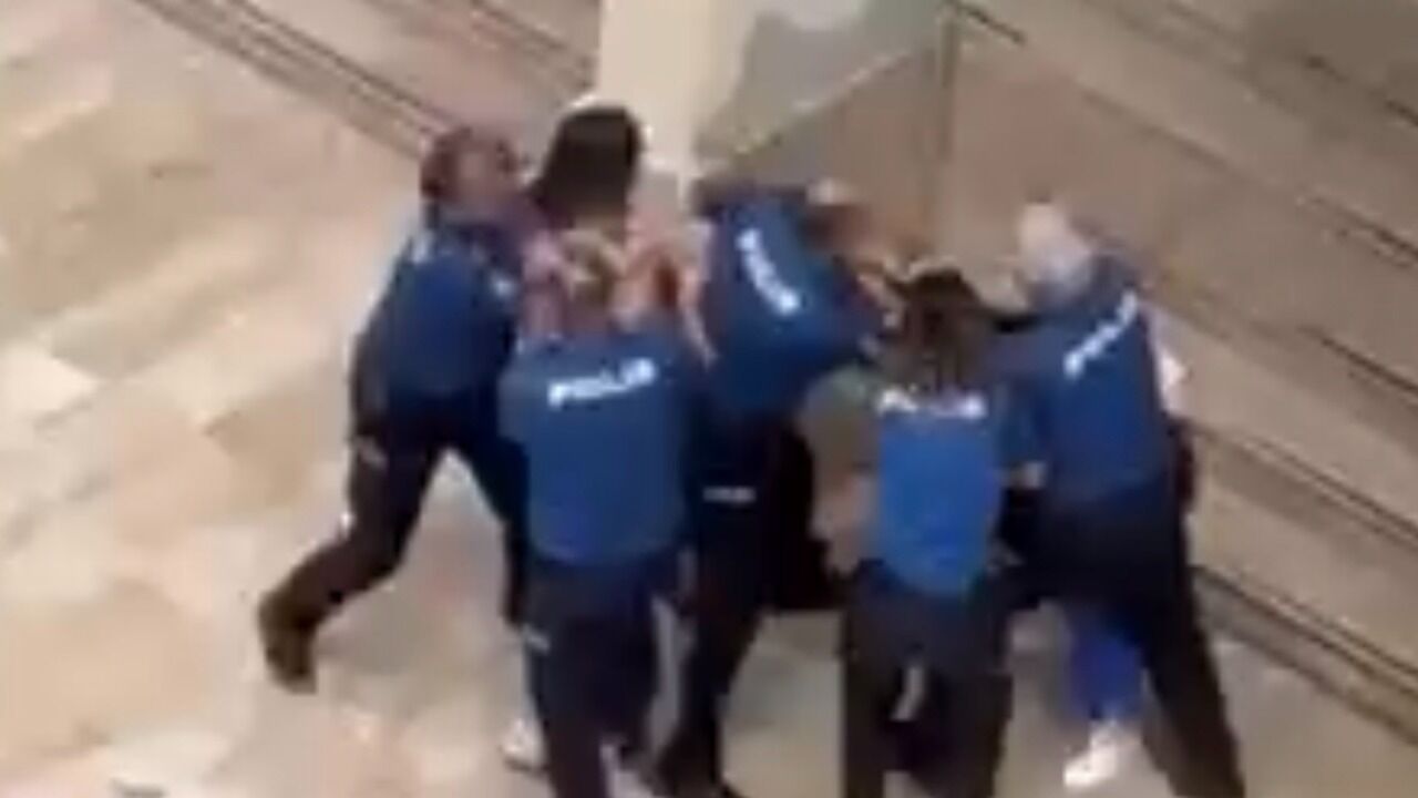 Samsun'da eski adliye binası önünde ortalık karıştı! Polis müdahale etti
