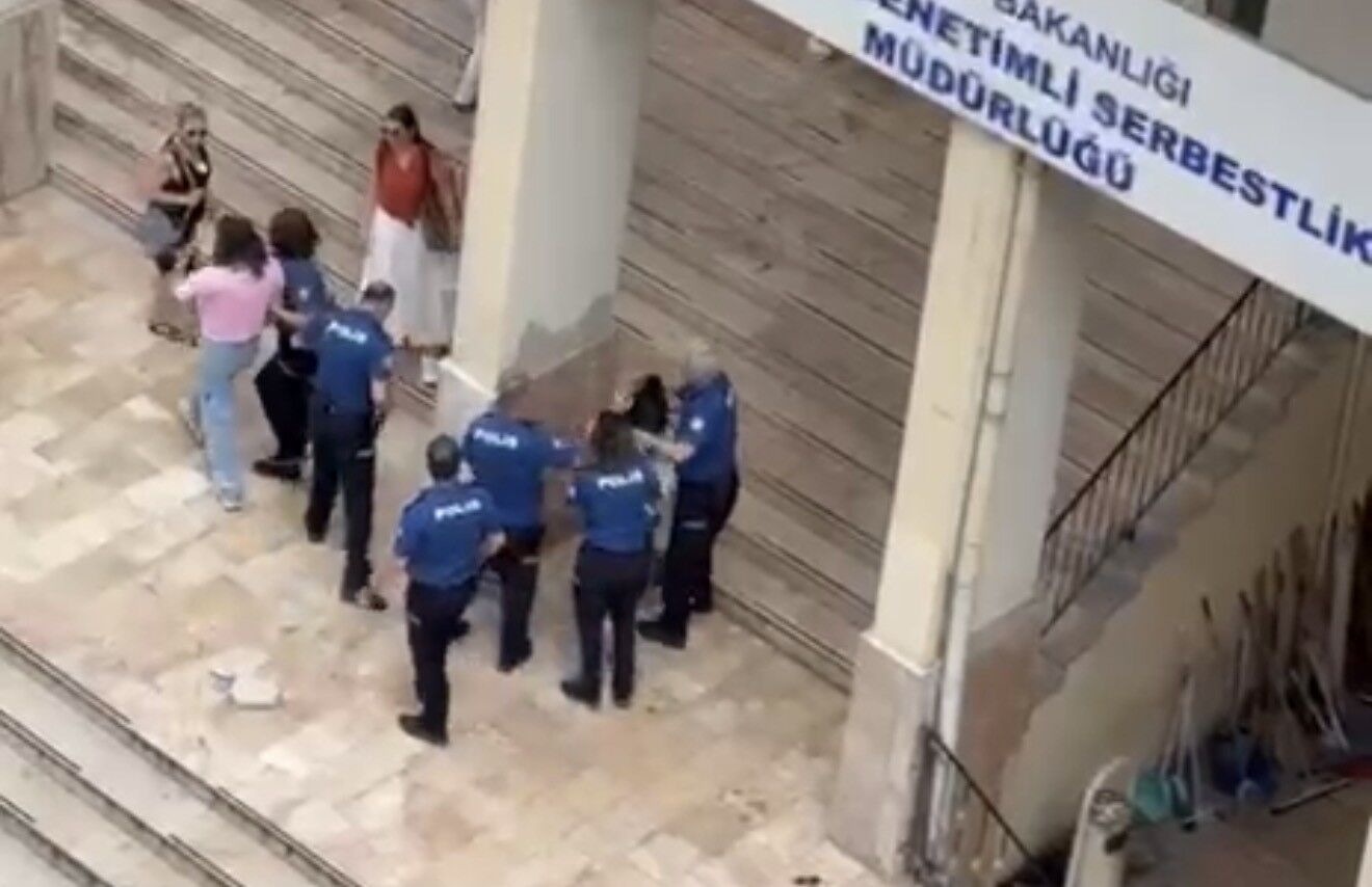 Samsun'da eski adliye binası önünde ortalık karıştı! Polis müdahale etti