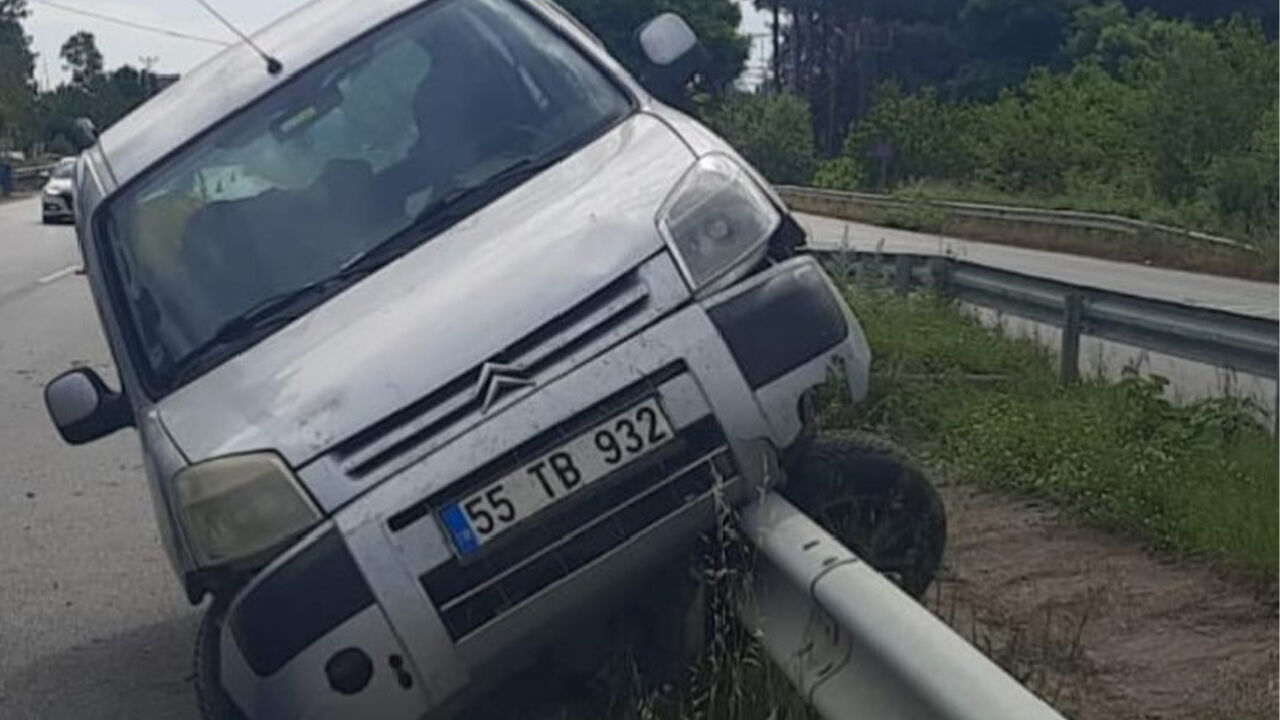 Bafra'da Otomobil Bariyerlere Çarptı 4 Yaralı