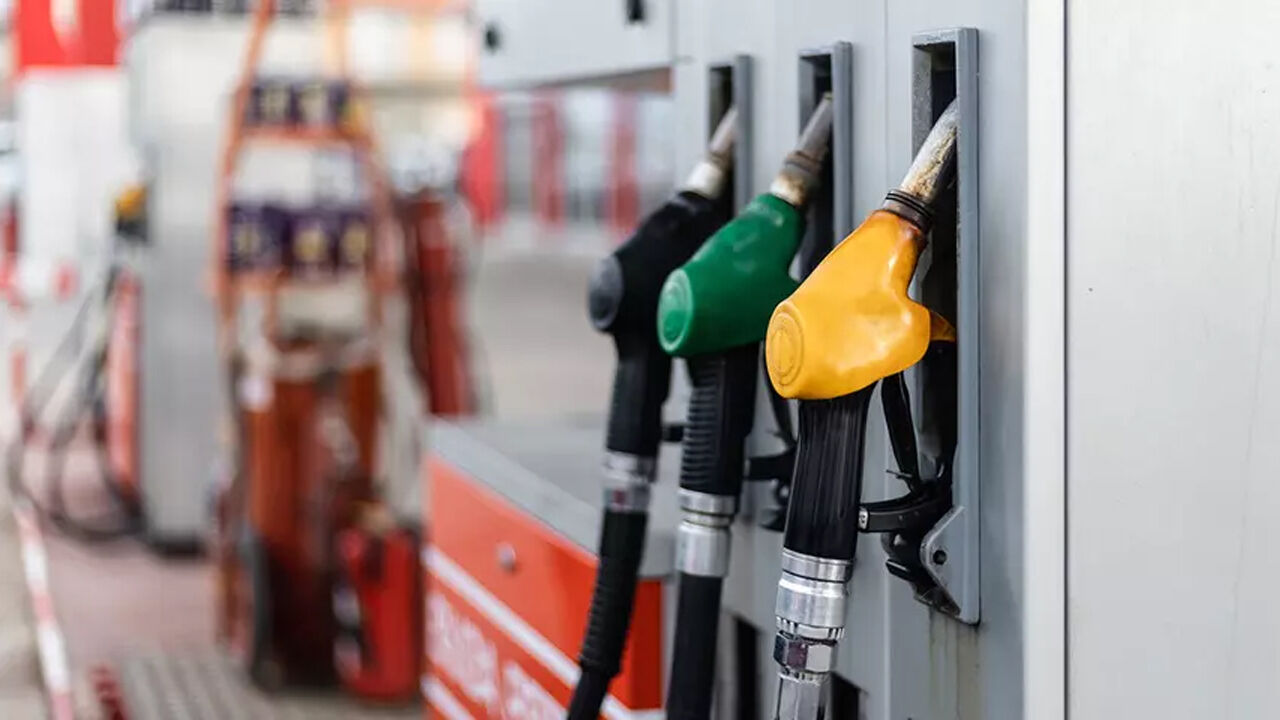 Akaryakıtta gece yarısı tabela değişiyor! Motorine zam, benzine indirim