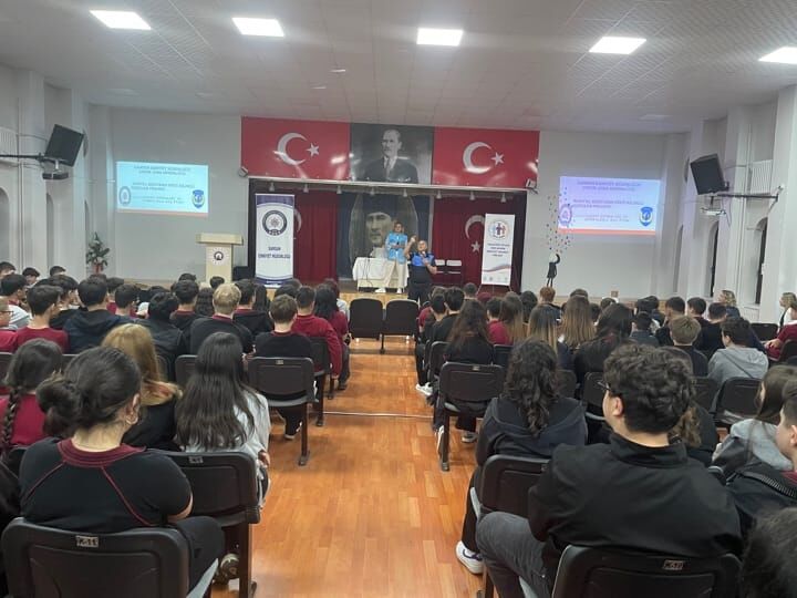Samsun polisi öğrencileri siber risklere karşı bilgilendirdi