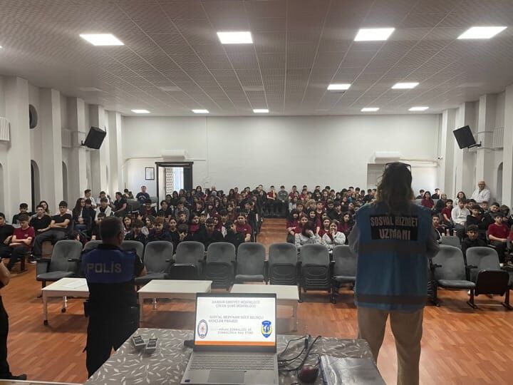 Samsun polisi öğrencileri siber risklere karşı bilgilendirdi