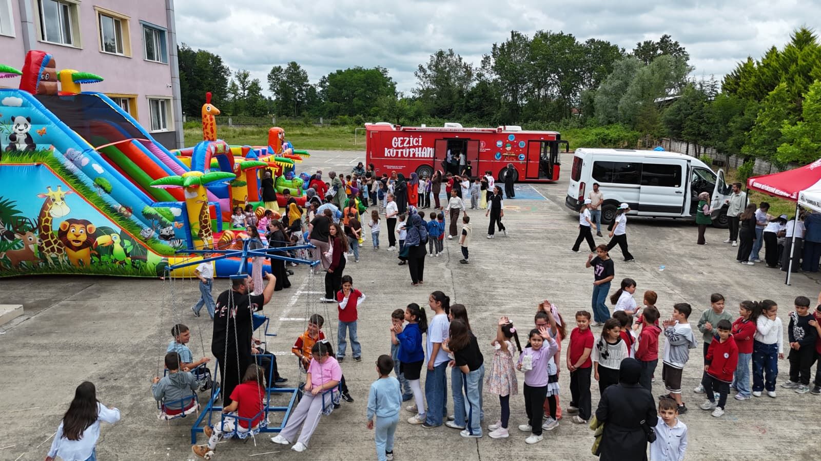 Samsun Büyükşehir, 17 ilçede çocukların yüzünü güldürdü