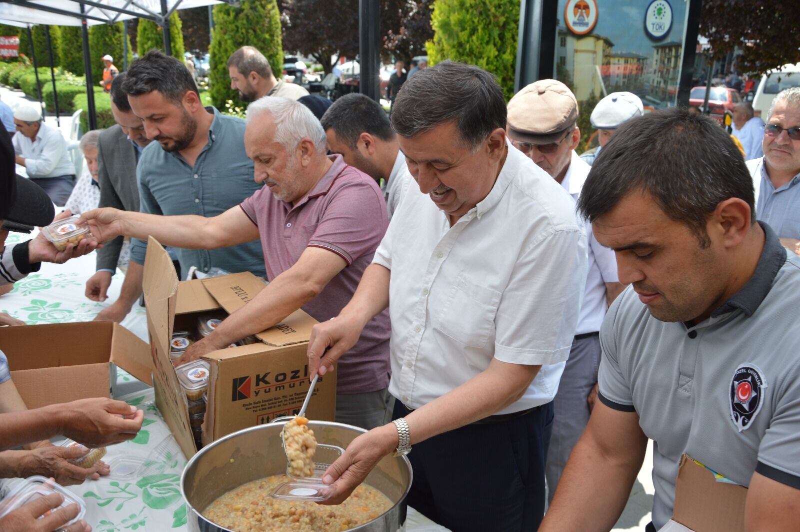Havza'da Muharrem bereketi! Yüzlerce kişi aşure sofrasında buluştu