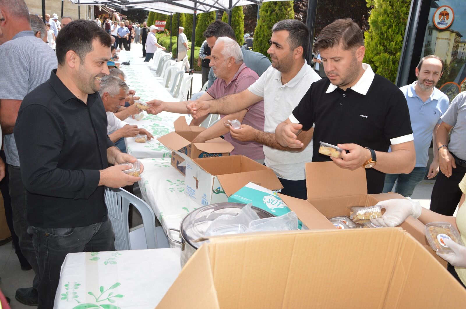 Havza'da Muharrem bereketi! Yüzlerce kişi aşure sofrasında buluştu