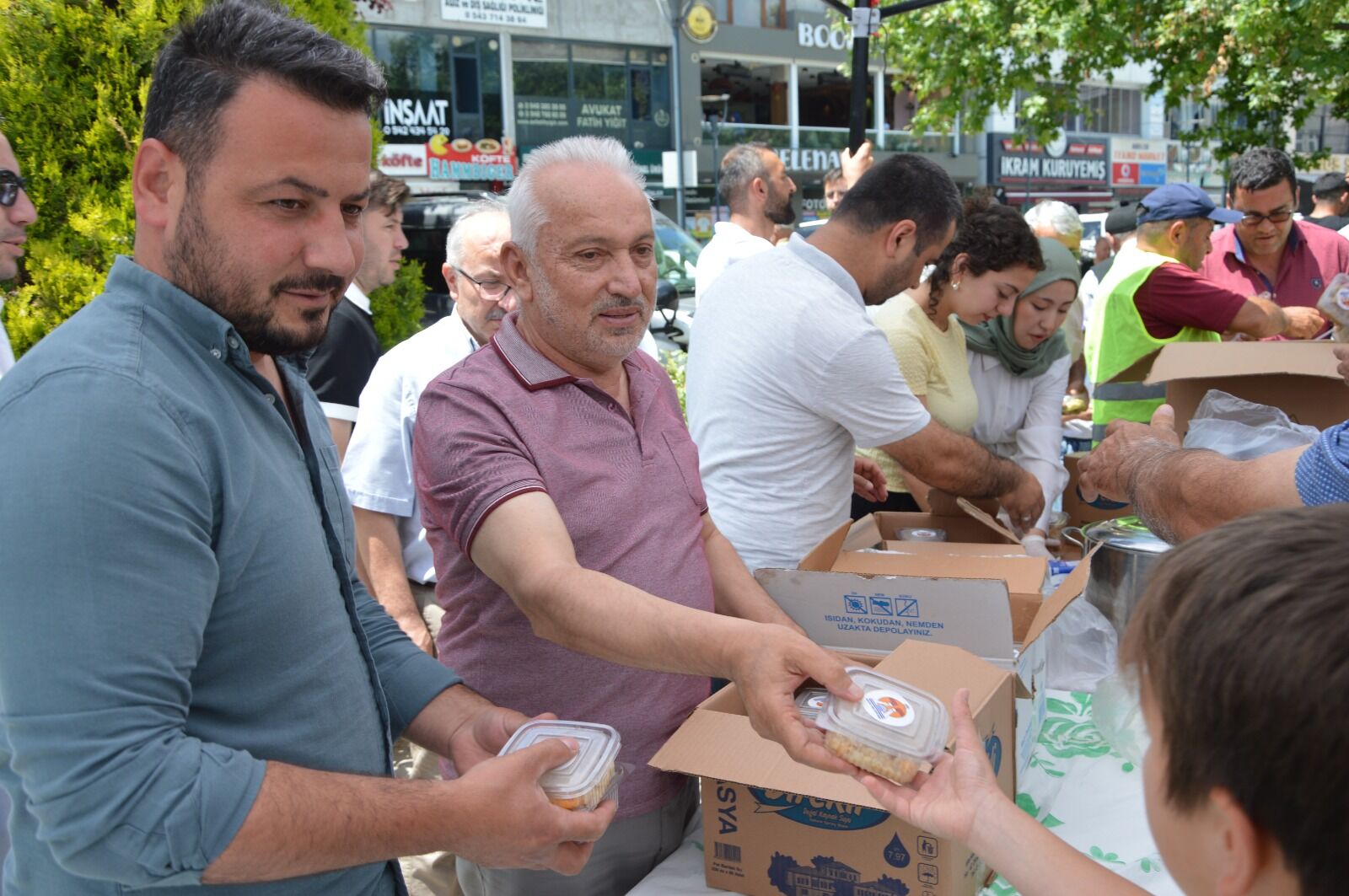 Havza'da Muharrem bereketi! Yüzlerce kişi aşure sofrasında buluştu