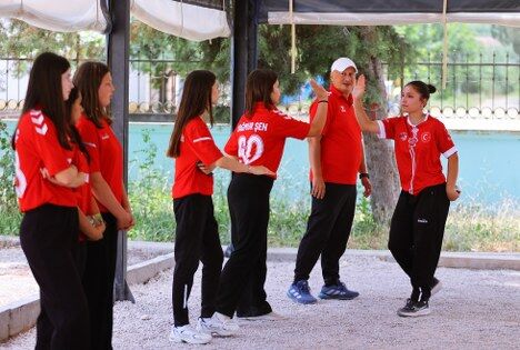 Alaçam'ın şampiyon kızları zirveyi bırakmıyor