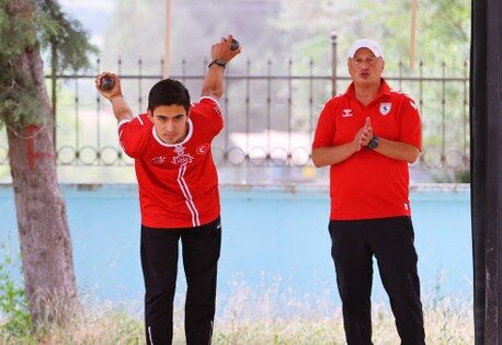 Alaçam'ın şampiyon kızları zirveyi bırakmıyor