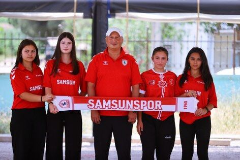 Alaçam'ın şampiyon kızları zirveyi bırakmıyor