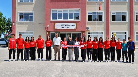 Alaçam'ın şampiyon kızları zirveyi bırakmıyor