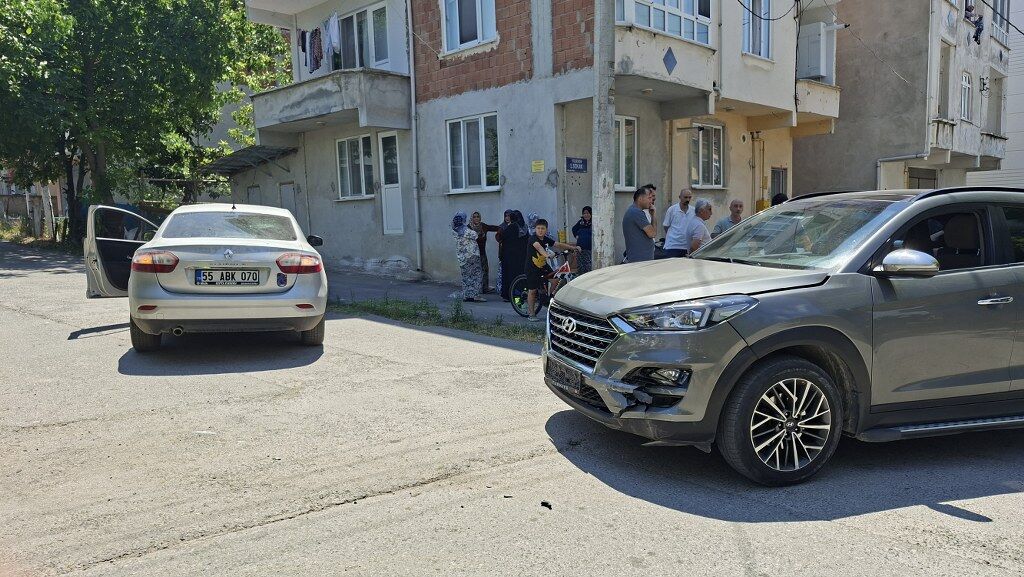 Samsun'da iki otomobil çarpıştı! 2 kişi yaralandı